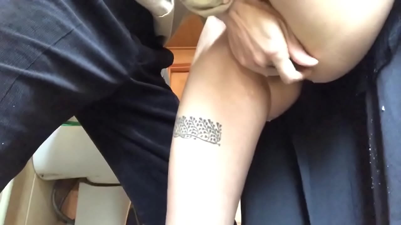 Squirt katika bafuni ya shule, orgasm halisi ya povu - mwalimu wangu alijitahidi sana