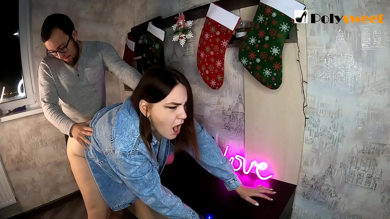 Mwanamume huyo alifurahia kumkimbiza msichana mrembo na mkia wa farasi kwenye punda kwa mdomo wake na dick